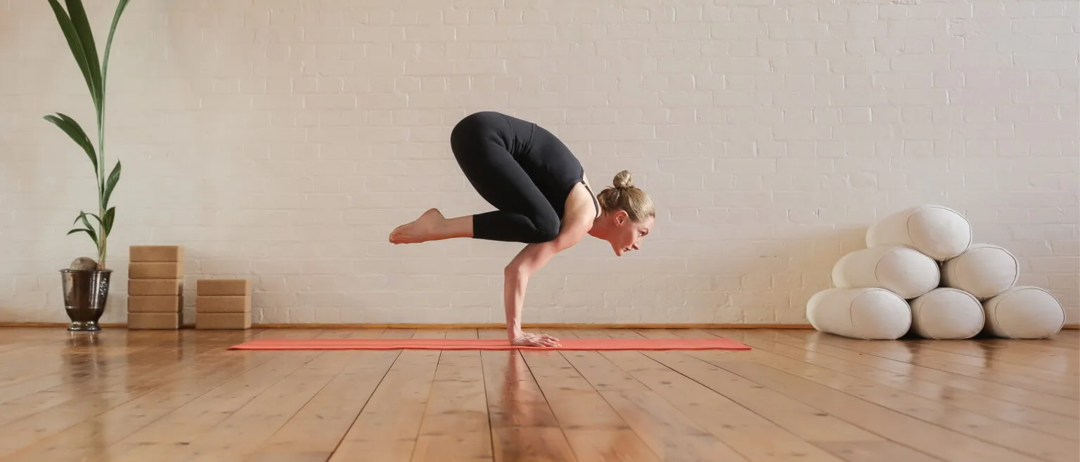 Blonde vrouw doet hatha yoga houding