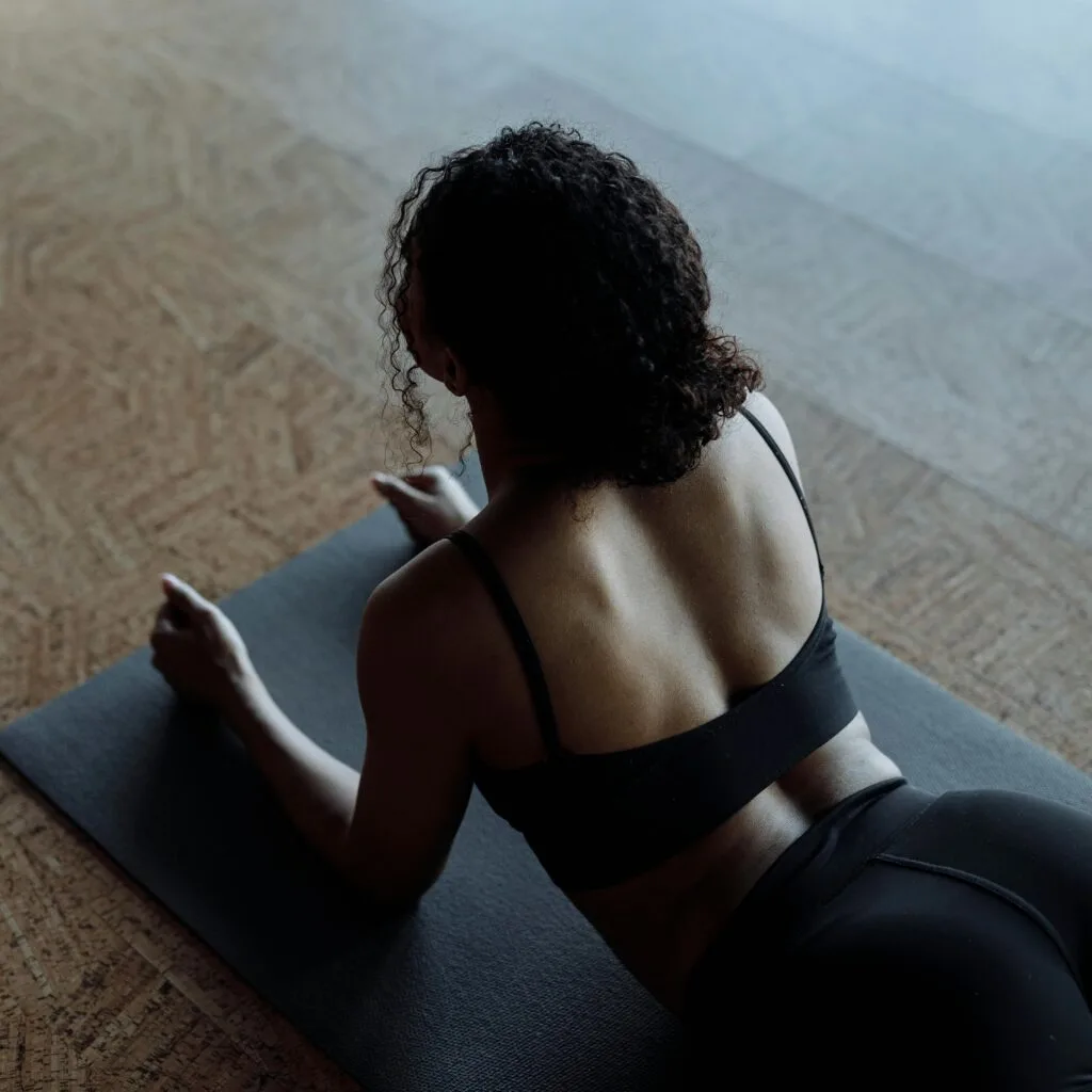 Vrouw doet een yoga houding in een yogastudio