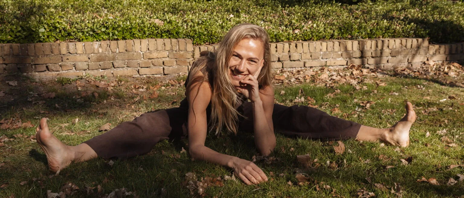 Yogadocent Marjon doet een yoga houding bij Spirit of Yoga