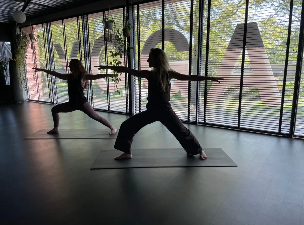 Twee vrouwen doen yoga bij spirit of yoga apeldoorn