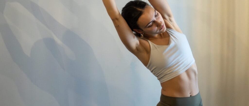Vrouw doet yogahouding tijdens les bij Spirit of Yoga in Apeldoorn