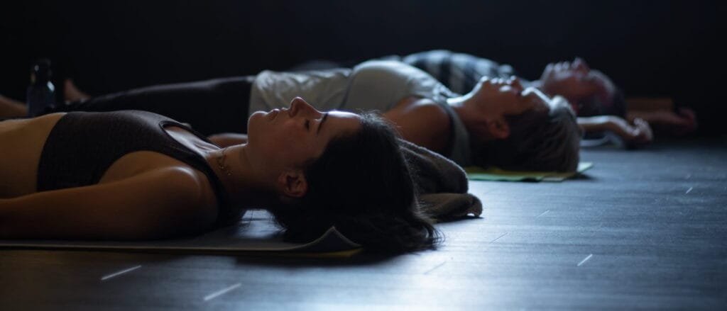 Deelnemers liggen ontspannen tijdens een Yin Yoga-les bij Spirit of Yoga in Apeldoorn gericht op herstel en ontspanning