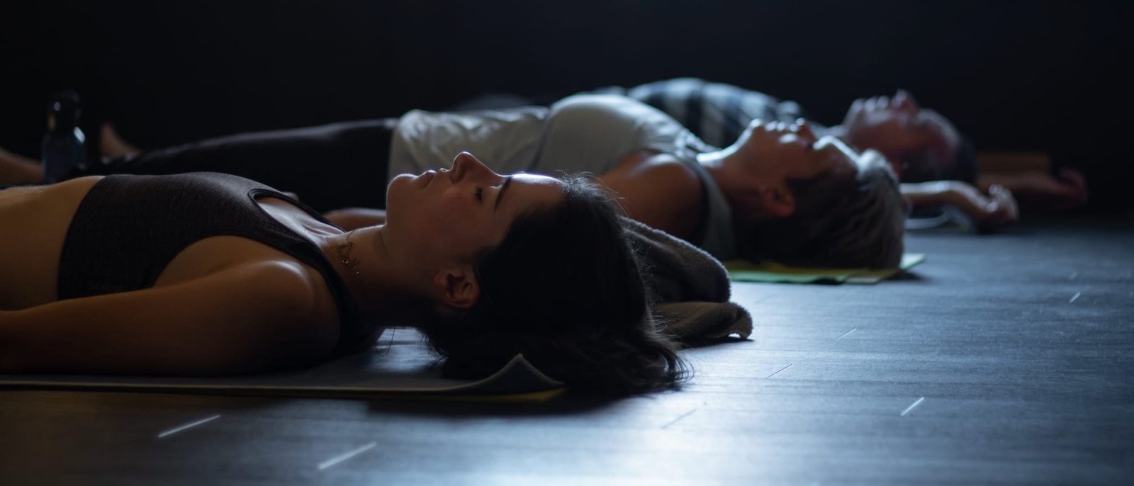 Deelnemers liggen ontspannen tijdens een Yin Yoga-les bij Spirit of Yoga in Apeldoorn gericht op herstel en ontspanning