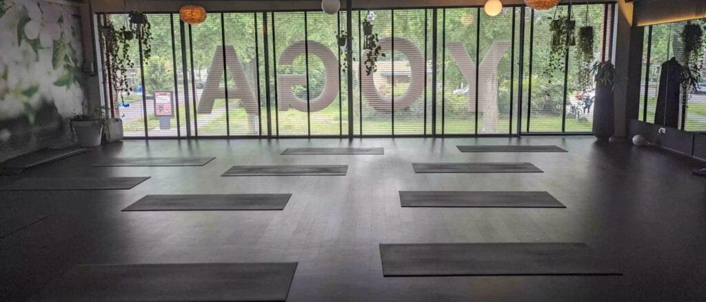 Yogastudio met matten klaar voor een les bij Spirit of Yoga in Apeldoorn