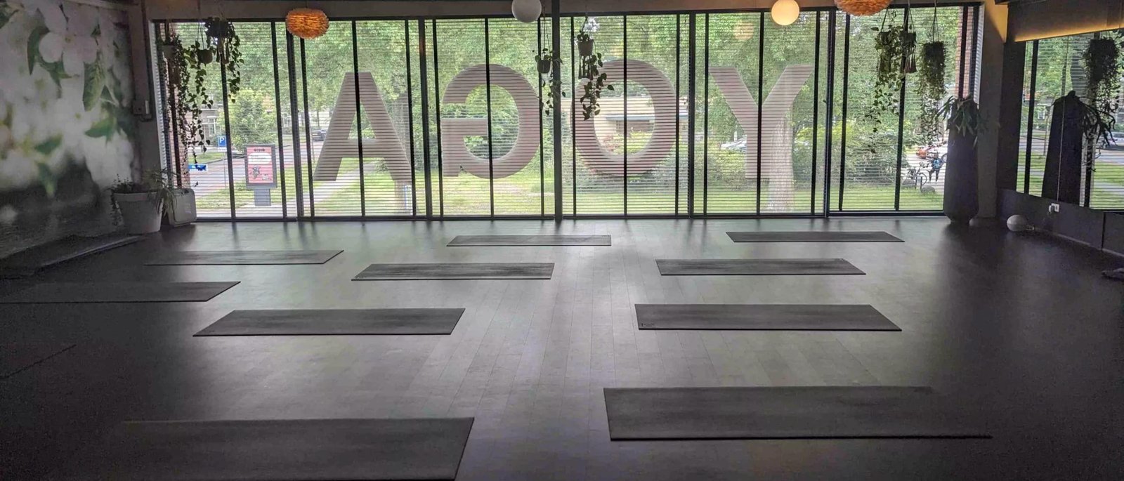 Yogastudio met matten klaar voor een les bij Spirit of Yoga in Apeldoorn