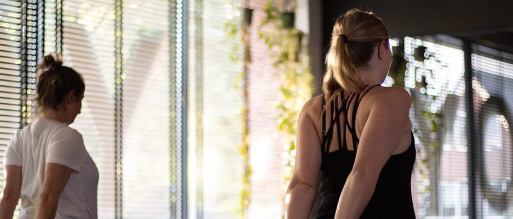 Twee vrouwen tijdens een yogales bij Spirit of Yoga in Apeldoorn met focus op ademhaling en ontspanning bij angst en onrust