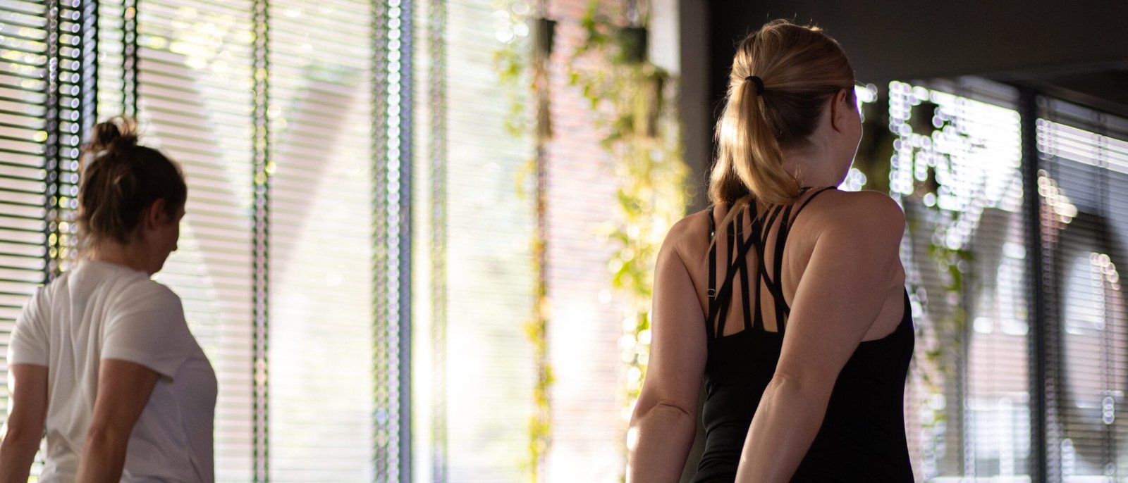 Twee vrouwen tijdens een yogales bij Spirit of Yoga in Apeldoorn met focus op ademhaling en ontspanning bij angst en onrust