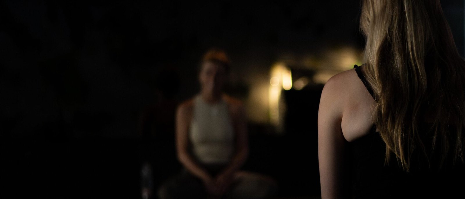 Twee vrouwen tijdens een rustige yogales bij Spirit of Yoga in Apeldoorn met focus op ontspanning en ademhaling
