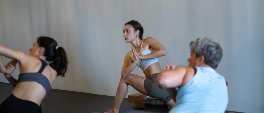 Deelnemers aan een yogales bij Spirit of Yoga in Apeldoorn oefenen aandachtig mindful bewegen
