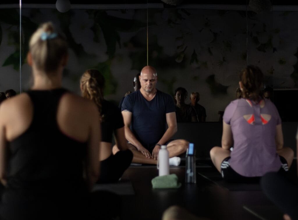 Yogadocent Allard tijdens een yoga les bij Spirit of Yoga Apeldoorn