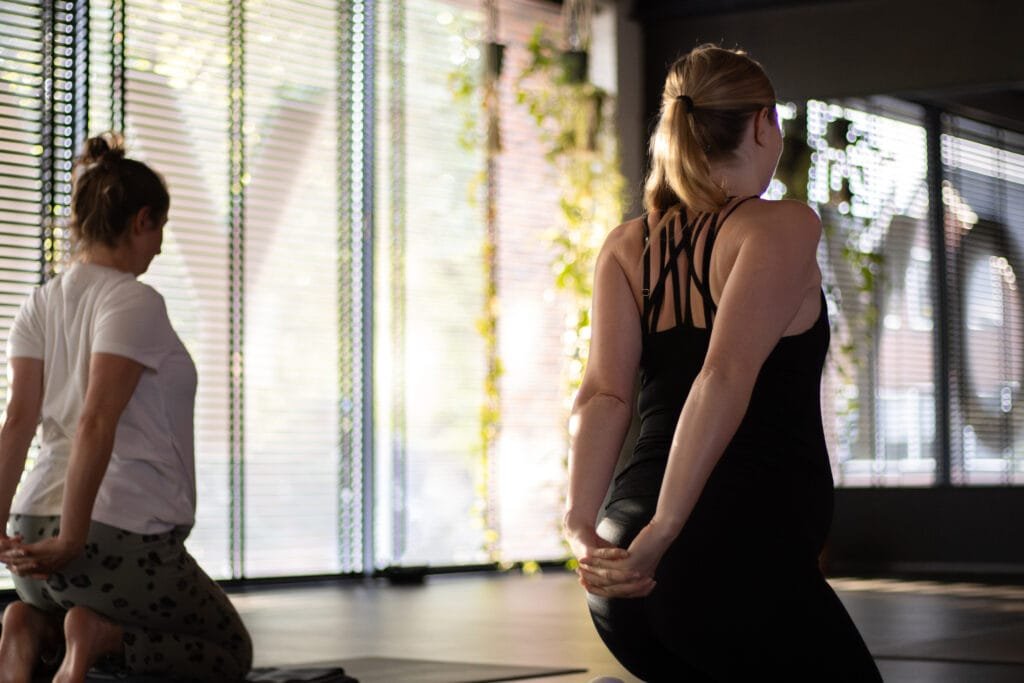 Twee deelnemers tijdens een zwangerschapsyoga les bij Spirit of Yoga Apeldoorn