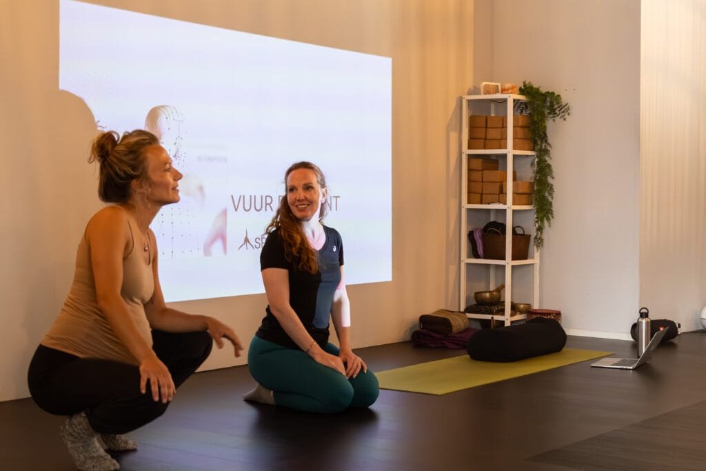 De twee docenten van onze yoga docentenopleiding geven een presentatie