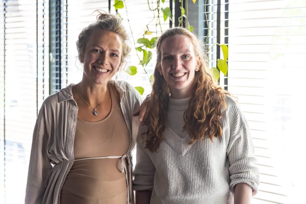 Onze twee docenten van de yogadocentenopleiding